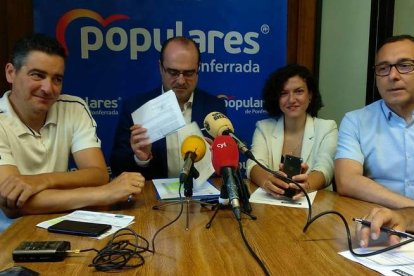 Morala, ayer junto a otros concejales del PP en la rueda de prensa en el Ayuntamiento.