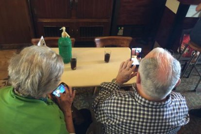 Dos pensionistas, en un bar de Barcelona.