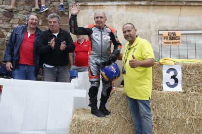 Benjamín Grau ya tiene su curva en el circuito urbano de La Bañeza. FERNANDO OTERO.