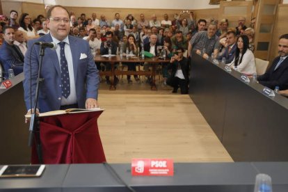 El nuevo alcalde de La Bañeza, Javier Carrera, ayer durante el juramento de su cargo. RAMIRO