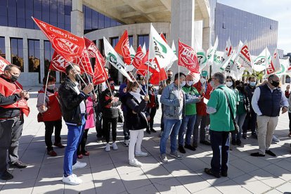 La Junta de Personal Docente se concentró ayer ante la sede autonómica en León. MARCIANO PÉREZ