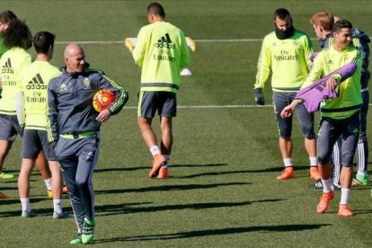 Zinedine Zidane ante un grupo de jugadores blancos, con Ronaldo de frente, durante el entrenamiento de hoy.