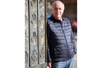 Alfonso García, junto a la escultura de Uriarte en la Plaza de Regla. FERNANDO OTERO PERANDONES