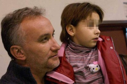 Fernando Blanco con Nadia, la niña afectada con una enfermedad rara. RTVE