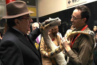 El presidente de la Junta saluda en el expositor de León. RAQUEL P. VIECO