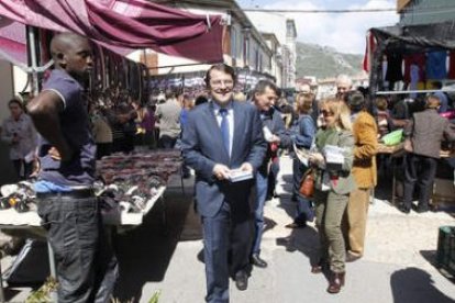 Alfonso Mañueco e Isabel Carrasco recorrieron el mercadillo de Cistierna.