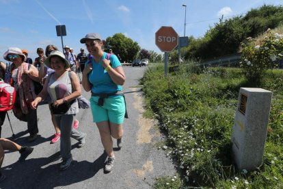 La presencia de peregrinos en el tramo entre Priaranza y el Puente de Domingo Flórez es cada vez mayor. L. DE LA MATA