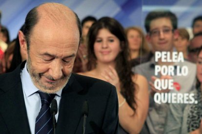 Alfredo Pérez Rubalcaba tras reconocer en 2011 la derrota del PSOE y la victoria de Rajoy en las generales. Ana Pastor y Pedro Sánchez, pendientes de Pilar Goya, viuda de Rubalcaba, a la llegada ayer de los restos mortales del político al Congreso de los