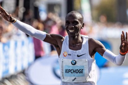 Kipchoge es uno de los grandes del atletismo mundial. JEON