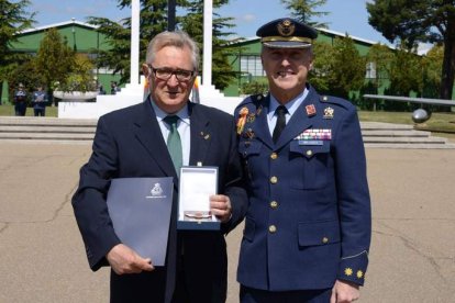 El alcalde de Valverde de la Virgen, con su distinción de Aviador Honorífico. DL