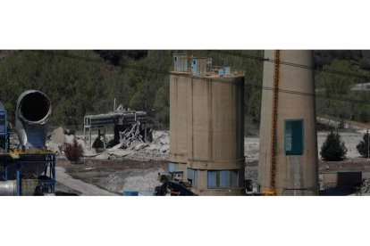 La central térmica de La Robla tras la voladura de sus dos torres hace dos semanas. FERNANDO OTERO