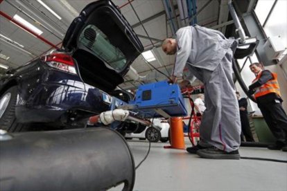 Un técnico utiliza un sistema de medición de emisiones con un modelo Citroen C4.