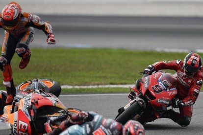 Marc Márquez sale volando despedido de su Honda, casi de pie