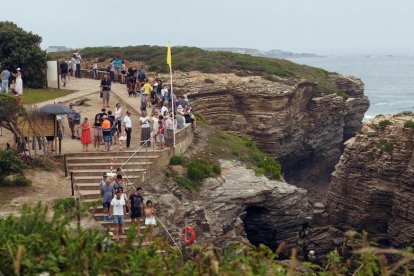 La playa de Las Catedrales, el lugar donde falleció la joven de origen leonés.