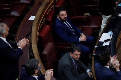 Los representantes de Bildu y del PNV no apludieron a la presdenta de la AVT. EFE