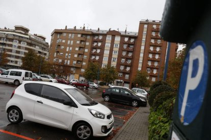 Varios vehículos en el aparcamiento Dos Hermanas. FERNANDO OTERO