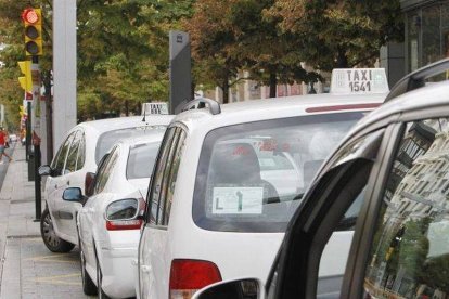 Taxis en el paseo Independencia.