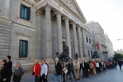 -Numeroso público aguarda para entrar en la capilla ardiente del exvicepresidente del Gobierno Alfredo Pérez Rubalcaba, instalada en el Congreso de los Diputados.