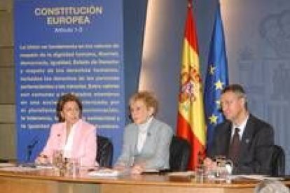 María Teresa Fernández de la Vega, Magdalena Álvarez y Jesús Caldera, durante la conferencia de ayer