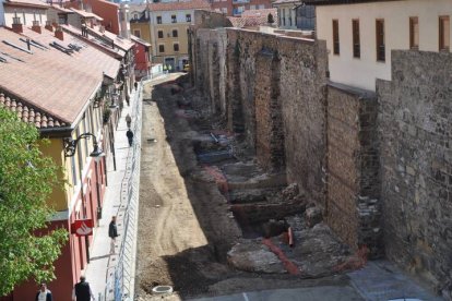 Vista de la muralla de la calle Carreras. DL