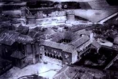 Vista aérea del palacio y el castillo de Grajal de Campos