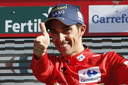 Contador en el podio tras enfundarse el maillot rojo de líder.