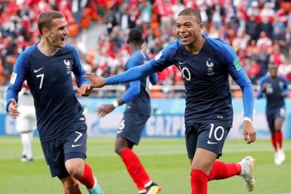 Los jugadores franceses celebran el gol de Mbappé.