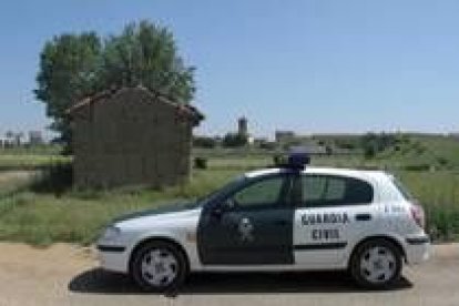 Un coche de la Guardia Civil durante una actuación policial en la localidad de Toral de Fondo