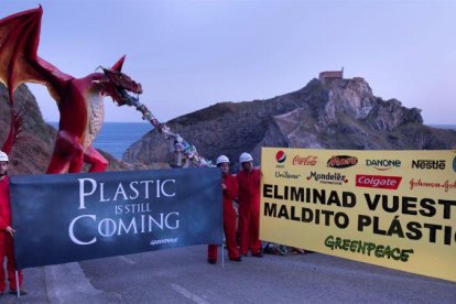 La acción pretende conseguir que las marcas reduzcan el uso del plástico.