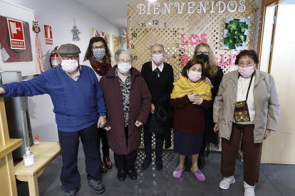 Residentes, familiares y la directora de la residencia Los Rosales de Carbajal de la Legua valoran la importancia de la vacuna en su vida cotidiana. MARCIANO PÉREZ