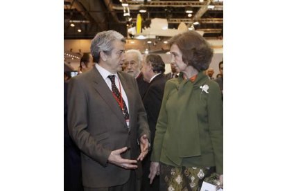 La Reina inaugura Fitur 2011. Junto a ella, la consejera de Cultura, María José Salgueiro