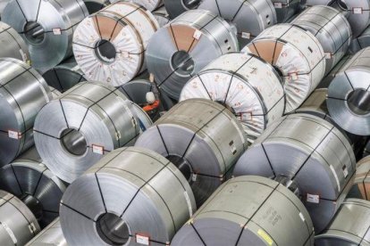 Un trabajador del acero, en una fundición del grupo Salzgitter AG, en la localidad alemana de Salzgitter.