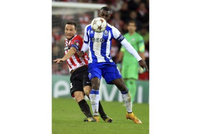 Jackson Martínez pugna un balón con Gurpegui.