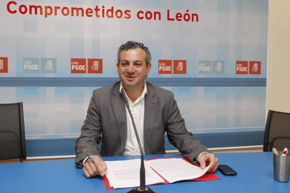 El senador Nicanor Sen ofreció ayer una rueda de prensa en la sede del PSOE en León.