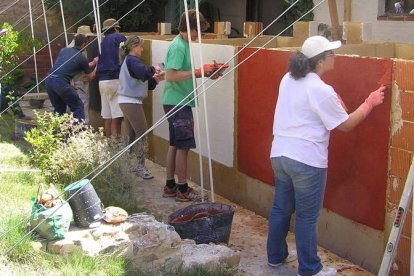 Los alumnos ensayan las diferentes técnicas durante el curso de estucos a la cal.