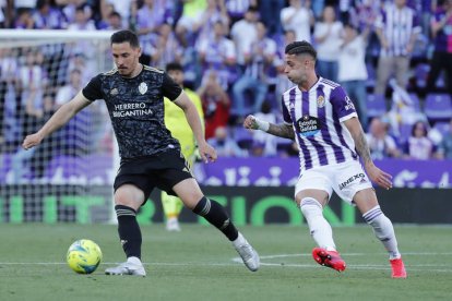 Un momento del partido que se jugó en el José Zorrila. L. DE LA MATA