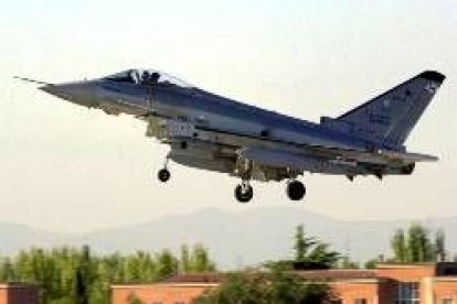 Imagen de un avión Eurofighter despegando en las instalaciones madrileñas de la Eads en Getafe