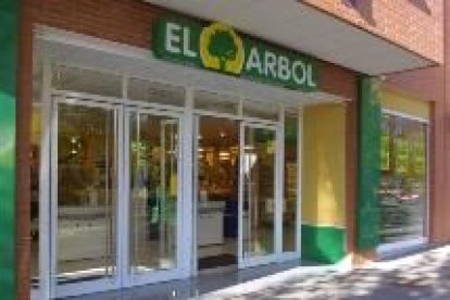 Establecimiento de supermercados El Árbol situado en el polígono de Eras de Renueva