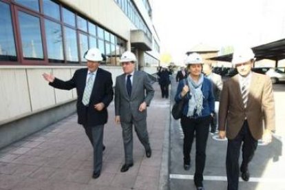 Villanueva (segundo a la izda.), durante la visita a la planta desulfuradora de Compostilla.