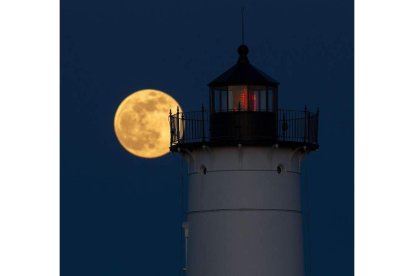 Vista de la superluna en el faro de Nubble en Cabo Neddick, en abril. CJ GUNTHER