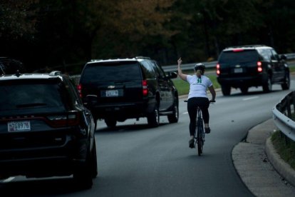 Juli Briskman, en bicicleta, en el momento que le dedicó una peineta a Trump, el 28 de octubre en Washington.