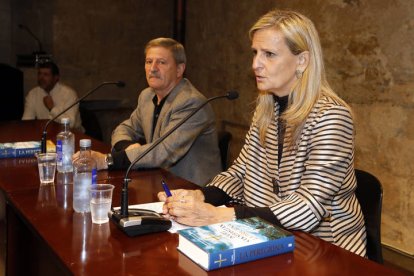 Isabel San Sebastián, junto a Luis Gutiérrez Perrino, presentando ‘El peregrino’, en el Palacio del Conde Luna en el año 2018. MARCIANO PÉREZ