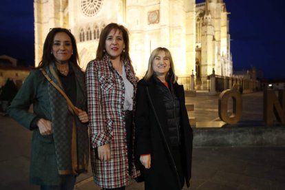 Maite Gómez e Inmaculada Pérez, del comité organizador, y Pilar Veledo, del comité científico. RAMIRO