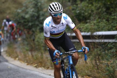 Alejandro Valverde, con el jersey de campeón del mundo, al ataque.