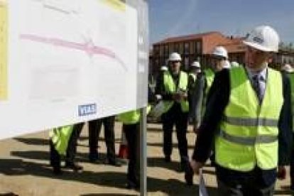 Miguel Alejo en su visita a las obras de la Ronda Este en Villaobispo de las Regueras