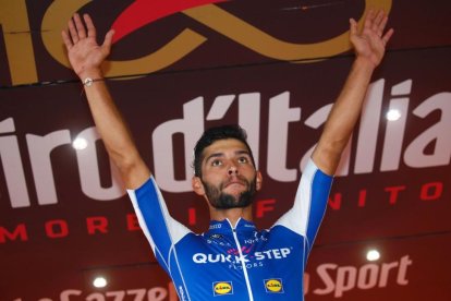 Fernando Gaviria celebra el triunfo en el podio del Giro.