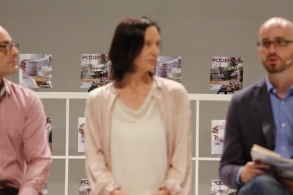 Txema Guijarro, Carolina Bescansa y Nacho Álvarez, ante los catálogos de programa electoral de Podemos.