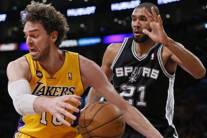 Pau Gasol, presionado por Tim Duncan.