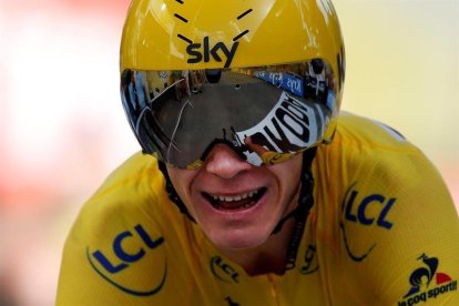 El ciclista británico Christopher Froome del Sky celebra su victoria al llegar al final de la carrera de la decimoctava etapa de la 103ª edición del Tour de Francia, de 17 kilómetros, que se disputa entre Sallanches y Megéve, en Francia, hoy.