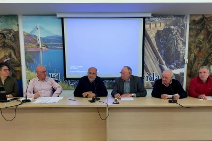 Julio César Carnero, en el centro con barba, ayer durante la asamblea del Sindicato Central de Barrios de Luna. MEDINA